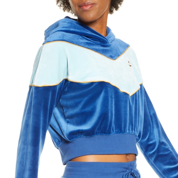 Nike Sweaters - Nike Sportswear Heritage Crop Hoodie